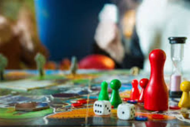 Suasana Ramai Meja Permainan yang Penuh Ketegangan