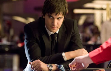 momen-tegang-pemain-blackjack-menunggu-kartu-terakhir